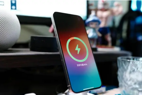 樊城苹果15换屏服务分享用什么充电器给iPhone15充电更好 